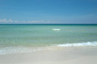 Güzel tropik yaz deniz manzarası. Gökyüzü ve deniz.