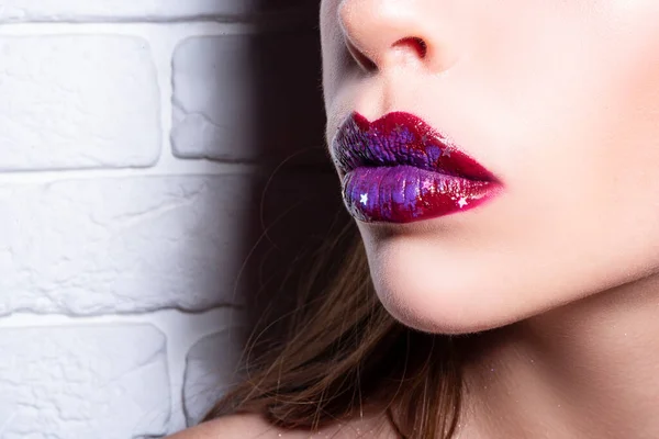 Vrouw sexy lippen close-up. Lipmake-up. Lippenstift of lipgloss. Schoonheidsmodel. Vrouwelijke cosmetica. — Stockfoto