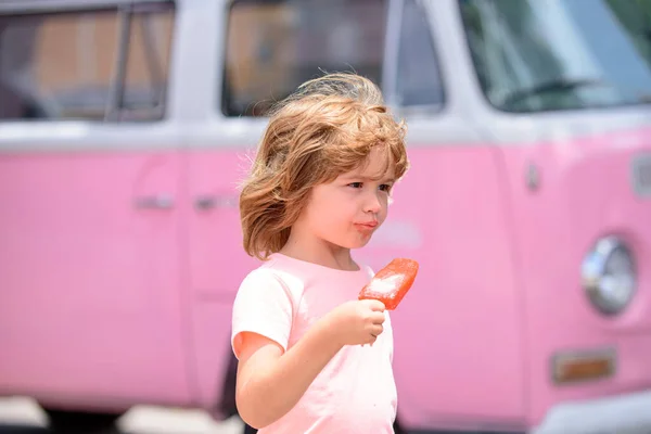 Bambino che mangia gelato. Concetto di gioia e felicità infanzia. — Foto Stock