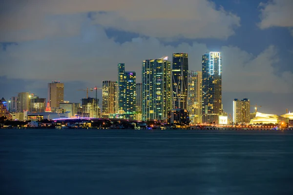 Miami Downtown. Miami Wolkenkratzer in der Nacht, Südstrand. — Stockfoto