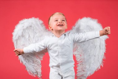 Beyaz kanatlı heyecanlı küçük çocuk. Mutlu melek çocuk gülüyor. Beyaz kanatlı şirin bir çocuk. Sevimli çocuk aşk tanrısı kırmızıda izole edilmiş. Sevgililer günü kartı, baner fotokopi makinesi. Komik surat..