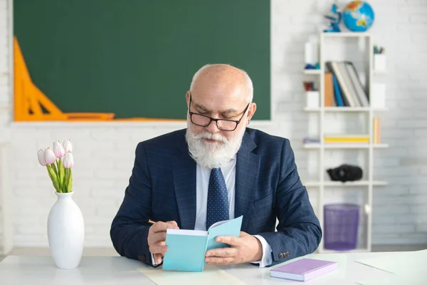 Professeur principal à l'école. Homme professeur avec barbe en classe. — Photo