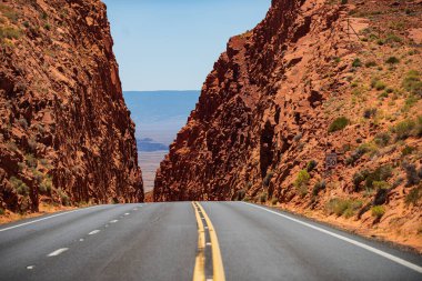 Mohave Çölü, California Yucca Vadisi 'nde 66 no' lu yolda..