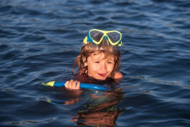 Mutlu çocuklar denizde oynar..