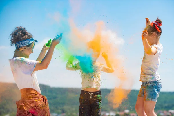 Des enfants drôles en été. Poudre éclaboussante colorée et poussière de couleur. — Photo