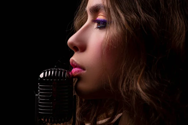 Mujer de cerca con micrófono retro. Cantante de Karaoke. Concierto, cantar. — Foto de Stock