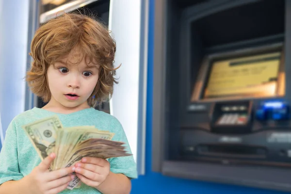 Piggy bank investeringen. Geld besparen. Kind met dollars. Bankwezen en Financiën. — Stockfoto