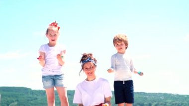 Mutlu çocuklar. Childs Holi Festivali. Çocuklar renk tozuyla oynuyorlar.