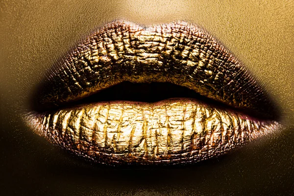 Gouden lippen make-up. Verzin lipideeën. Kleurrijke heldere lippenstift gouden kunst concept. — Stockfoto