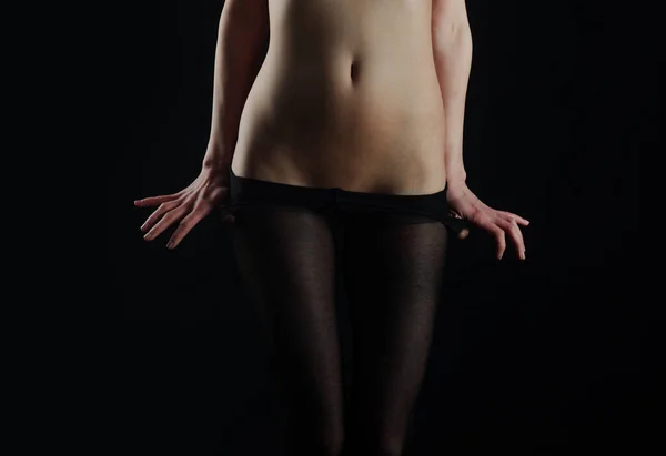 Une fille en collant noir. Collants lingerie femme. Corps de fille sexy. Sous-vêtements féminins. — Photo