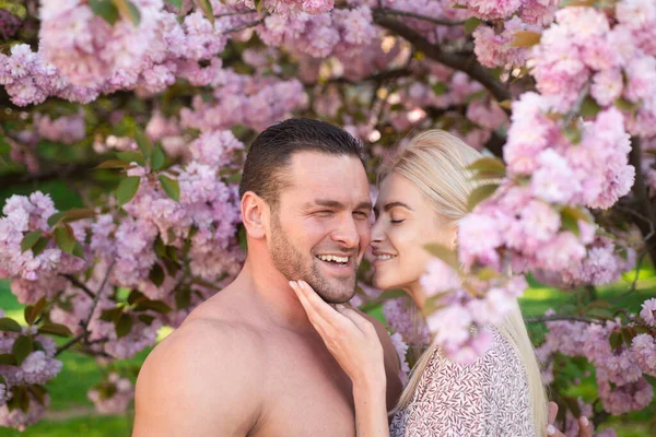 Valentinstag Konzept. Frühlingspaar. Lächelndes Gesicht des Frühlings glückliches junges Paar. — Stockfoto
