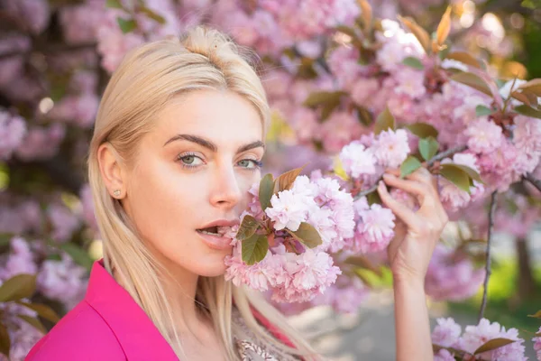Zbliżenie twarz wiosenne dziewczyny w kwiaty. — Zdjęcie stockowe