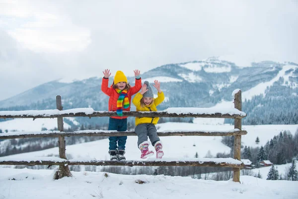 Malé děti v horách. Cestování s dětmi. Dovolená v zimě. — Stock fotografie