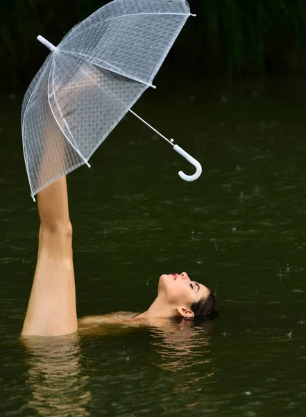 Chuva lá fora, inundação. Hora do Outono. Menina nua com guarda-chuva. — Fotografia de Stock