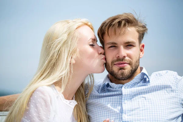 かわいいカップルのキス。ロマンチックなデートだ。真の愛。人間関係の女性と男. — ストック写真