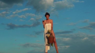 Şarap yapımı. Şarabı olan kadın. Yunanistan kültürü.