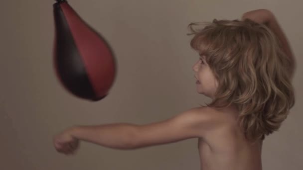 Дитячий боксер. Хлопчик в боксерських рукавичках. Діти спортивне бойове мистецтво. Навчання боксу в домашніх умовах . — стокове відео