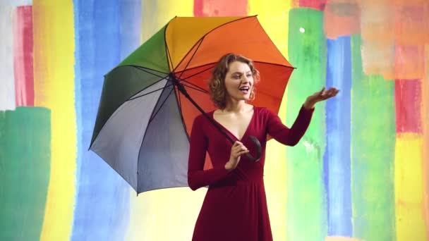 Rapariga da chuva. Mulher com guarda-chuva arco-íris. Humor de outono. Contexto abstrato. — Vídeo de Stock