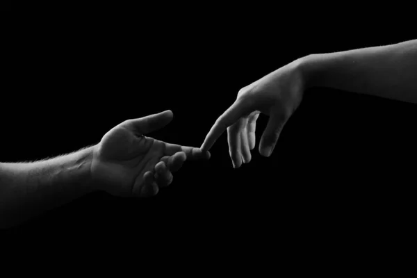 Érzéki pár. Segítő kezet nyújtok. Szolidaritás, együttérzés és jótékonysági mentés. — Stock Fotó