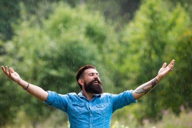 Yağmur vakti. Sonbahar konsepti. Yağmur altındaki adam.