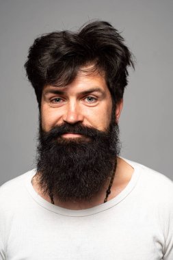 Gülümseyen sakallı adam. Sakallı adamın portresi..