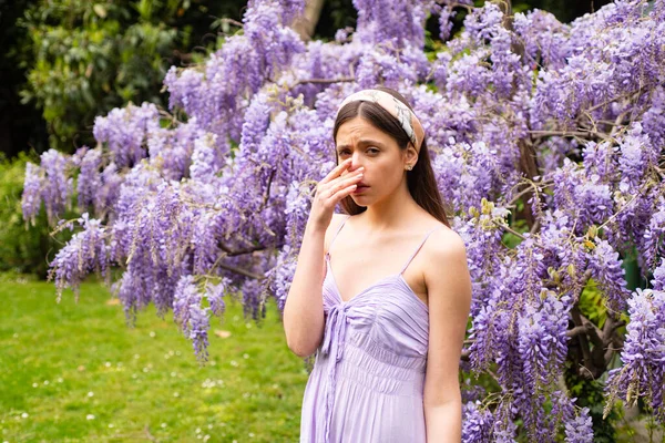 Spring allergy nose sneezing. Allergic symptoms. Woman allergic to blossom. — Stock Photo, Image