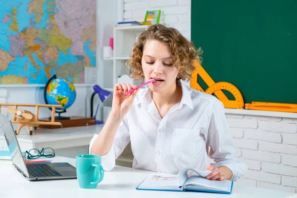 Vrouwelijke lerares in de klas. Onderwijs en leren. — Stockfoto