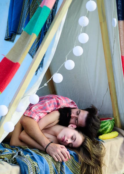 Casal amoroso na tenda. Par no acampamento de amor. Retrato de mulher homem feliz. — Fotografia de Stock