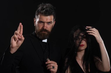 Cenaze töreni. Rahip Lütuf jesti. Dul kadınla papaz..