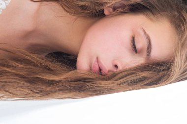 Saç bakımı. Uzun saçlı kız. Kozmetik ürünleri. Sağlıklı saç konsepti.