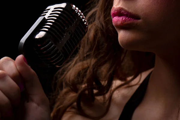 Karaoke. Mujer de cerca con labios de micrófono vintage. Una cantante sensual. Concierto, cantar. —  Fotos de Stock