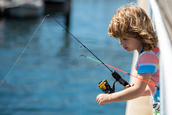 Pesca bambino su canna. Giovane pescatore. Ragazzo con la trottola al fiume. Concetto di pesca. — Foto Stock