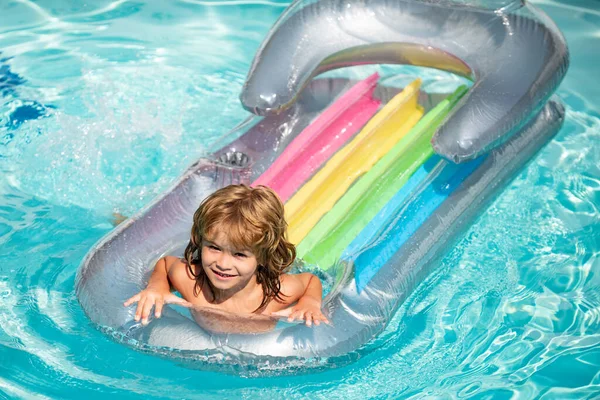 Zomervakantie. Kind in het zwembad. Zomertijd. Glimlachende jongen op opblaasbare rubber matras — Stockfoto