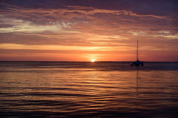 Barcos do mar ao pôr-do-sol. Iate oceânico navegando na água. Iatismo. — Fotografia de Stock