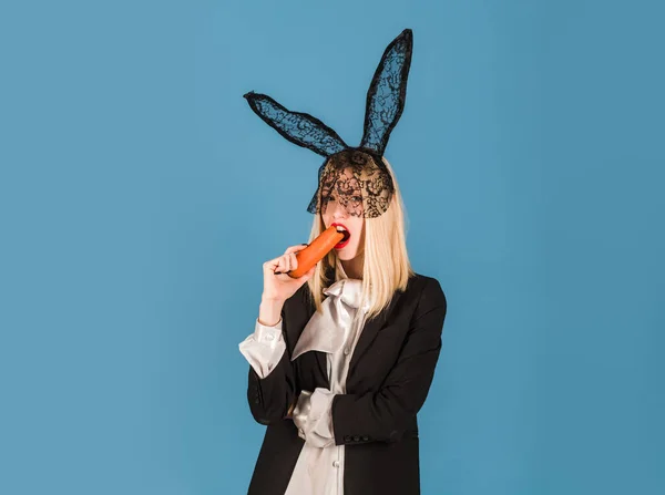Mujer conejita con zanahoria. Conejo de Pascua chica con orejas negras. — Foto de Stock