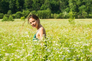Yaz tarlasında bahar kadını. Sağlıklı nefes alma konsepti, doğayla bütünleşme. Sakin kız, bahar havasında rahatla..