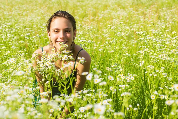 Menina da primavera ao ar livre no campo de verão. Conceito de respiração saudável, Unidade com a natureza. — Fotografia de Stock