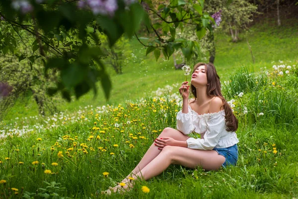 Yaz parkında dışarıda oturan mutlu bahar kadını. Sağlıklı nefes alma konsepti, doğayla bütünlük. Bahar havası. — Stok fotoğraf