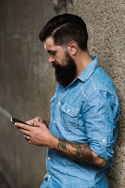 Sokaklarda akıllı telefonu olan bir iş adamı. Şehirde telefonu olan bir adam. İş adamı. — Stok fotoğraf