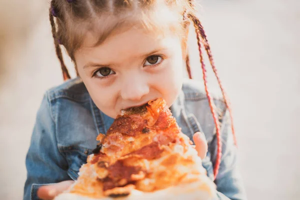 Çocuk pizza yiyor. Çocuklar için fast food. Abur cubur bağımlılığı. İtalyan mutfağı. Çocuk maması. Çocukluk obezitesi. Çocuk için lezzetli yemekler.. — Stok fotoğraf