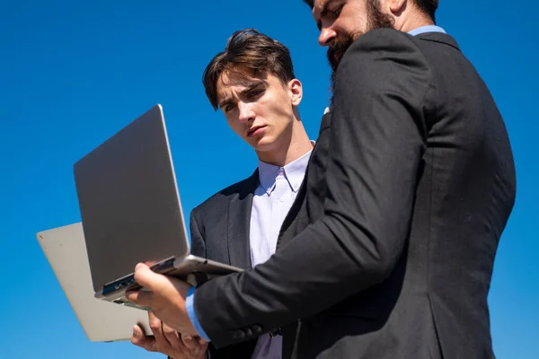 Amministratore delegato. Lavoro di squadra. Concetto di lavoro di squadra. Squadra con computer portatile. Uomini d'affari. Uomo d'affari che lavora insieme. — Foto Stock