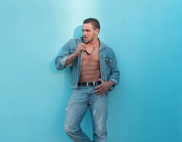 Estilo de rua jeanse homem. Corpo masculino nu. Um tipo musculoso sexy. Abdominais nus. — Fotografia de Stock