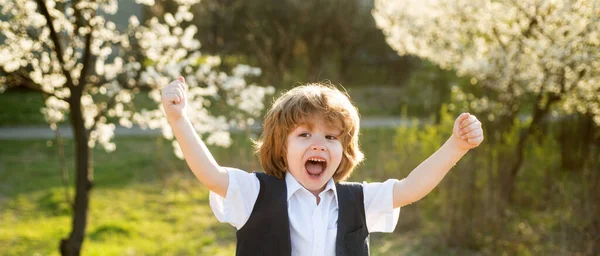 Щаслива дитина на шкільному дворі. Квітучий сад. Весняний хлопчик у парку . — стокове фото