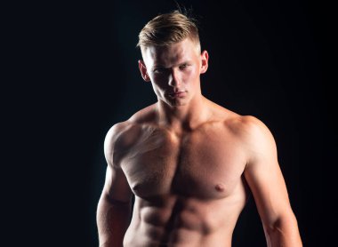 Çıplak adam gövdesi. Çıplak erkek karın kasları. Seksi kaslı adam. Üstsüz kaslı fitnes model vücut.
