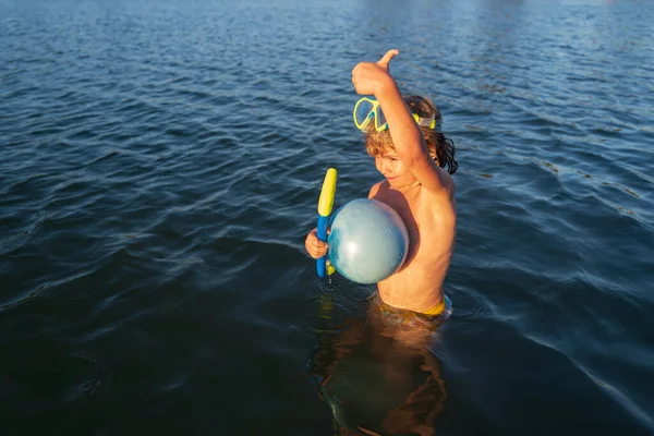 Kinder schwimmen im Sommerurlaub am Strand. Kind im Meer. Glücklicher Junge beim Schwimmen und Schnorcheln im tropischen Ozean oder am Meer. — Stockfoto