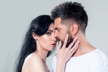 Sevecen bir çift. Birbirinize güzel bir çiftle yakın çekim yapın. Gerçek aşk. Akrabaları olan bir erkek..