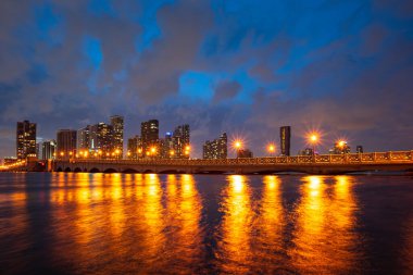 Florida mı? Miami City silueti. ABD şehir merkezi gökdelenler manzarası.