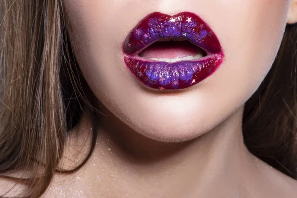 Sexy close up Lip Makeup. Batom ou Lipgloss. Modelo de beleza. Cosméticos de mulher. — Fotografia de Stock