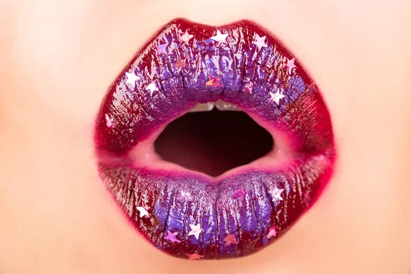 Maquillaje de labios de primer plano. Lápiz labial o brillo de labios. Modelo de belleza. Cosmética mujer. —  Fotos de Stock