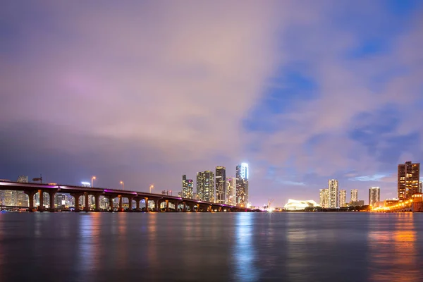 Florida. Stadtsilhouette von Miami. Wolkenkratzer in der Innenstadt der USA. — Stockfoto